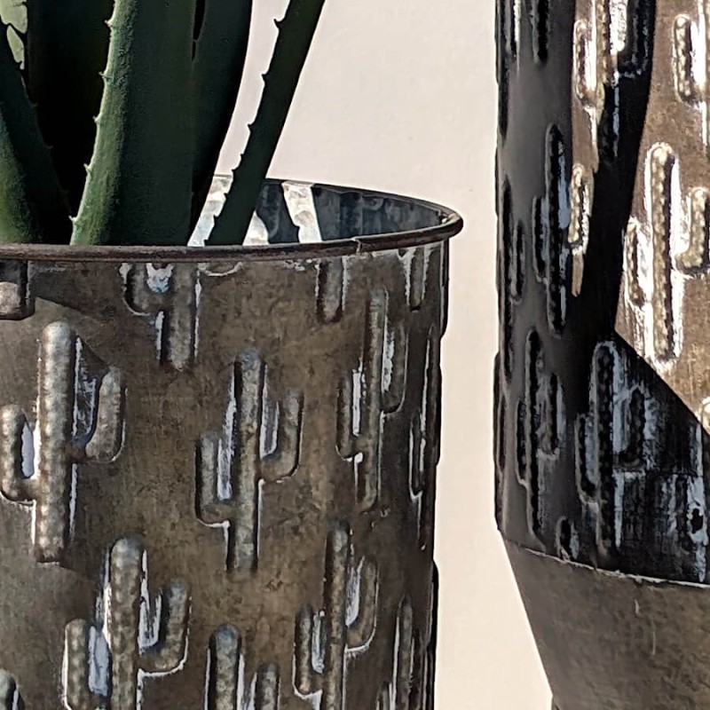 Détail du trépied en métal effet bronze assurant une stabilité optimale.