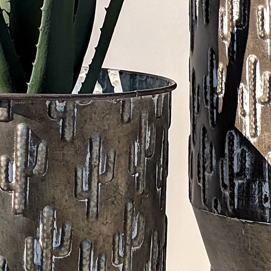 Détail du trépied en métal effet bronze assurant une stabilité optimale.