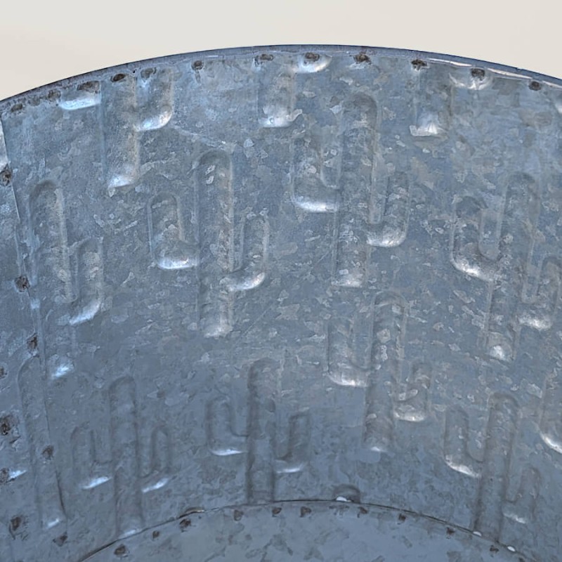 Gros plan sur le rebord supérieur et la qualité de finition du fer à l'intérieur du cache-pot.