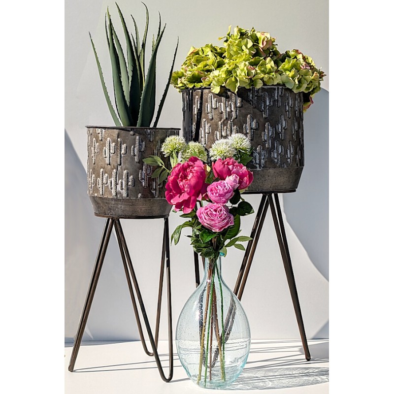 Mise en situation fleurie avec des hortensias, pivoines et un aloe vera artificiels de la collection Deco-Delight.