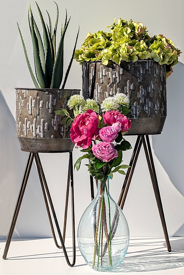 Mise en situation fleurie avec des hortensias, pivoines et un aloe vera artificiels de la collection Deco-Delight.