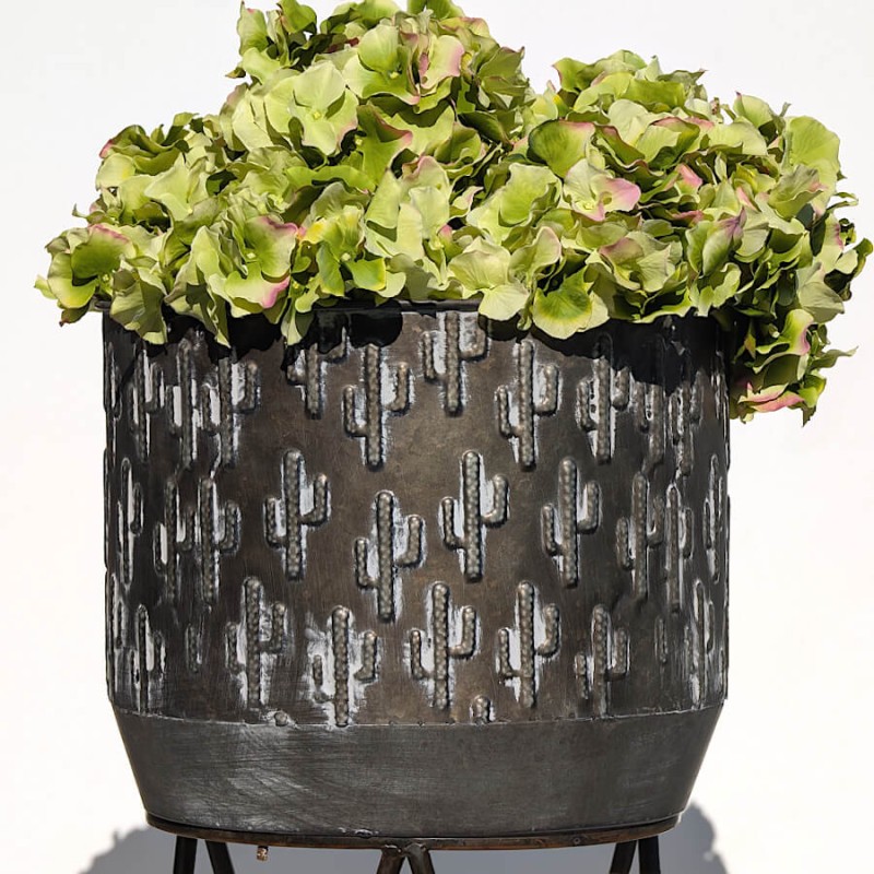 Vue rapprochée de la finition supérieure et de la texture du fer, avec des hortensias artificiels Deco-Delight.