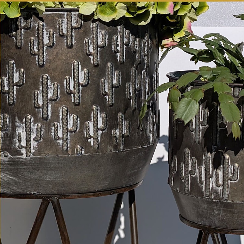 Focus sur les soudures et la fixation solide du trépied. On sent bien l'esprit d'évasion avec ce cache-pot !