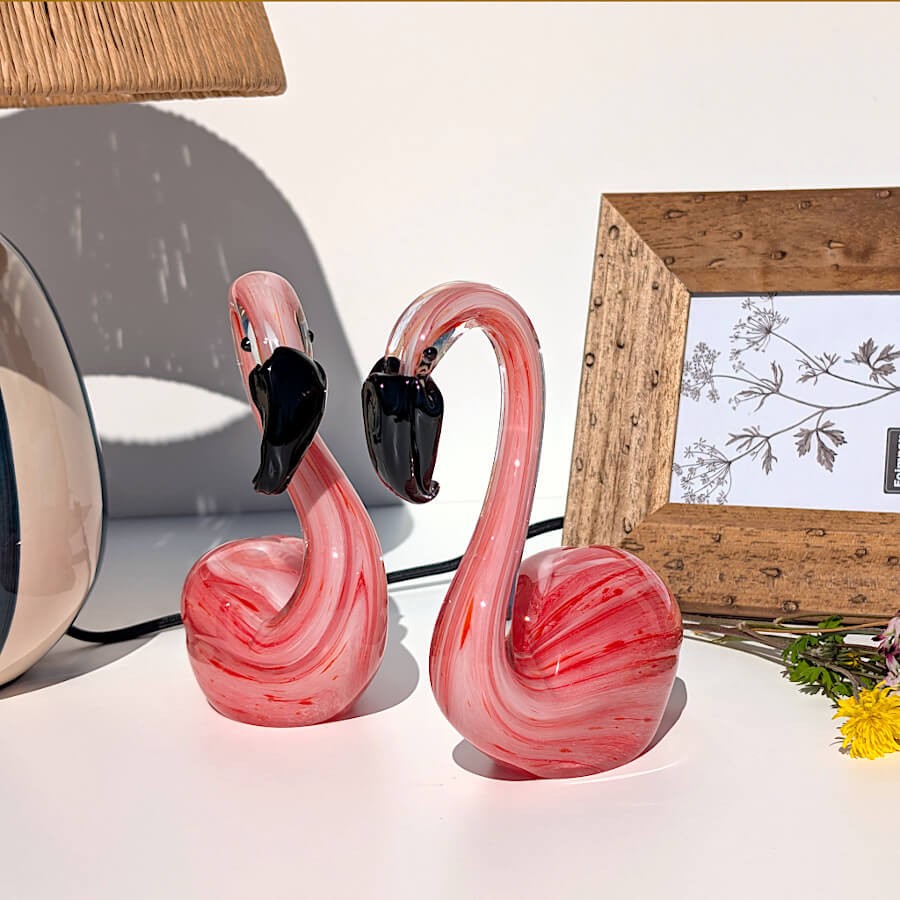 Mise en situation du duo sur un meuble blanc, accompagné d'un cadre photo en effet noyer Deco-Delight.