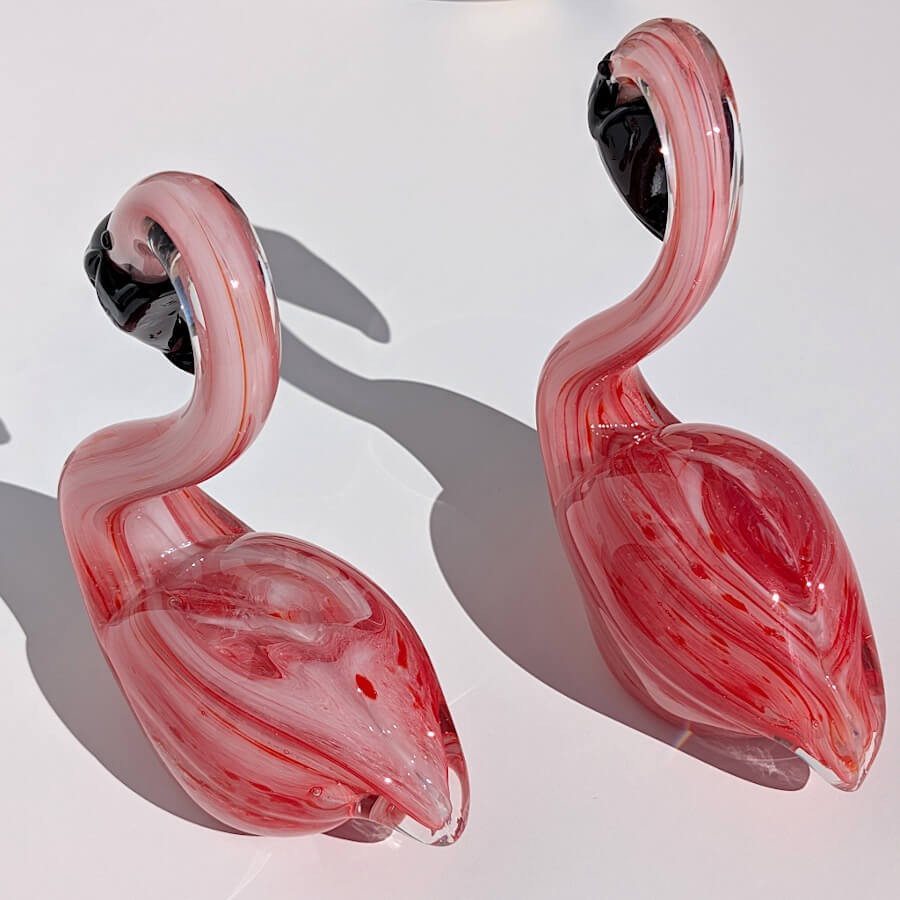 Vue latérale soulignant la courbure élégante des cous en verre.