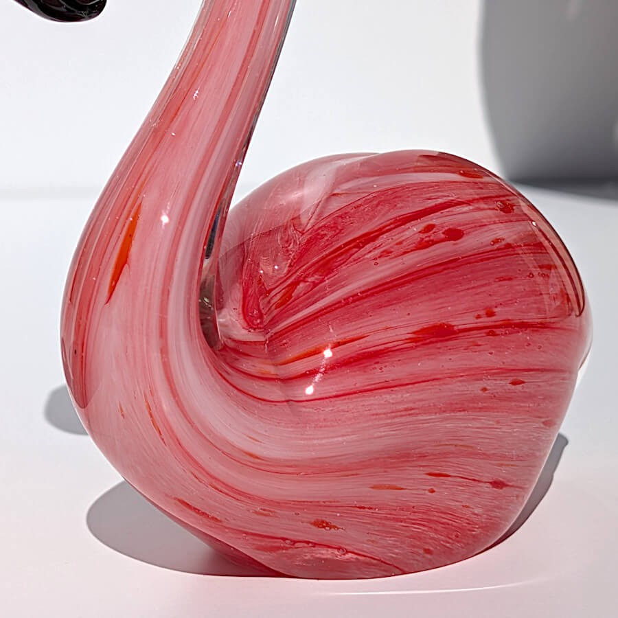 Vue rapprochée de la base en verre plein assurant la stabilité.