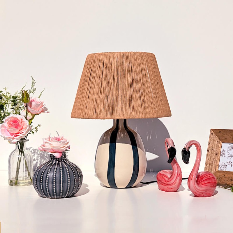 Composition décorative complète avec la lampe raphia, le vase gris et le cadre noyer Deco-Delight.