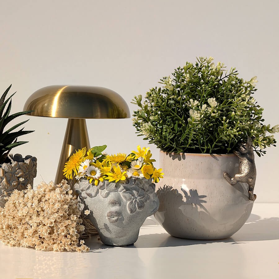 Ambiance déco avec lampe dorée et petits accessoires assortis de la collection Deco-Delight.