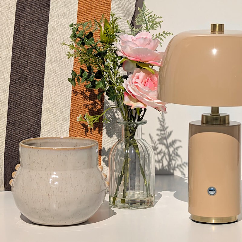 Le cache-pot intégré dans une scène aux tons neutres et bois