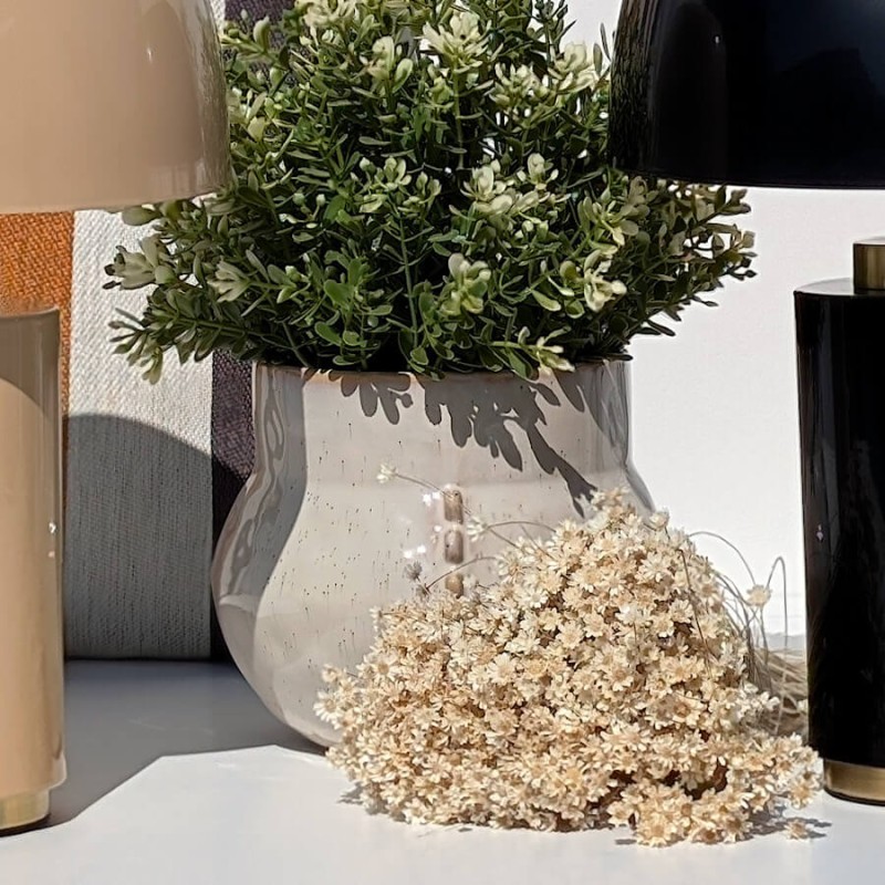 Mise en scène contrastée avec une lampe de table noire et une autre beige Deco-Delight.