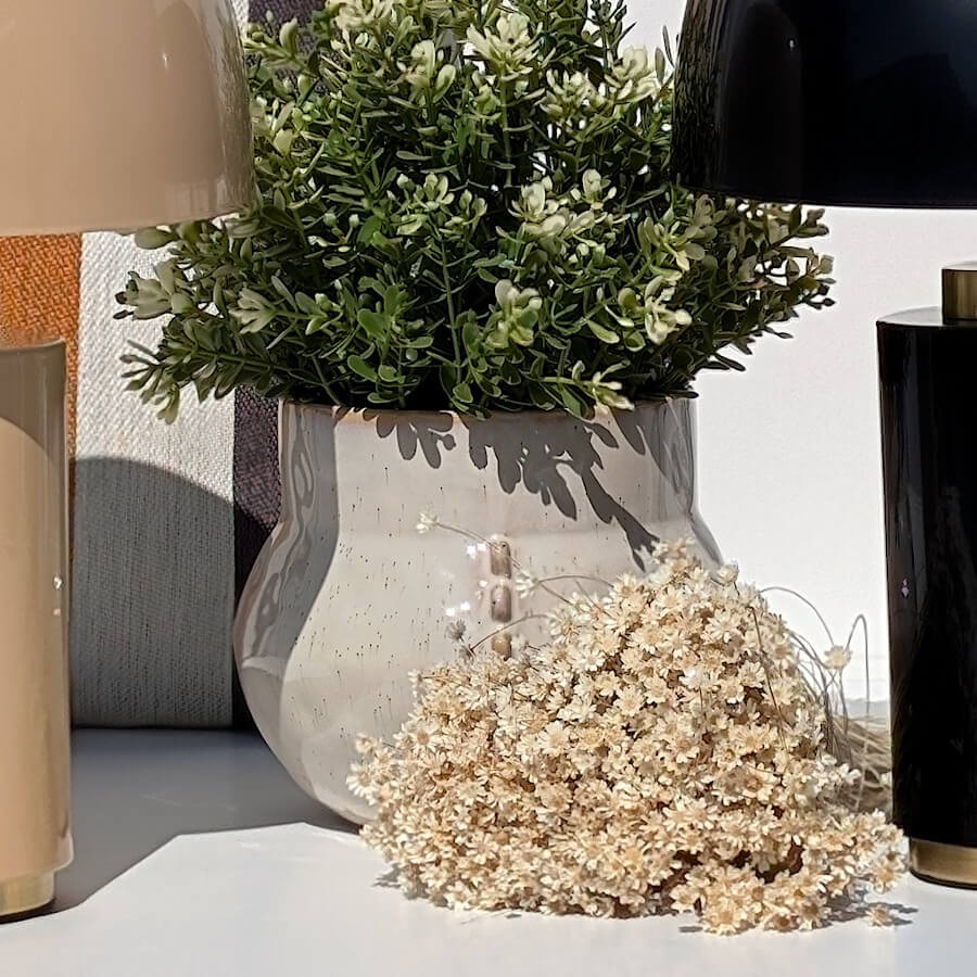 Mise en scène contrastée avec une lampe de table noire et une autre beige Deco-Delight.