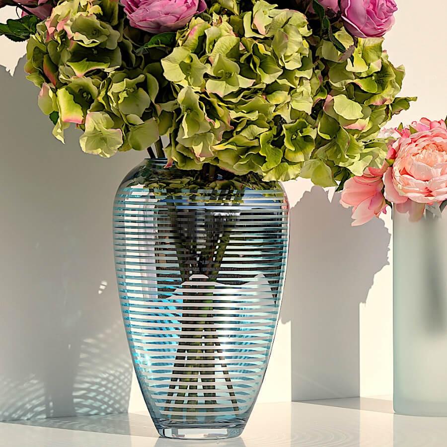 Vase lignes turquoises et argentées  | Deco-Delight.com