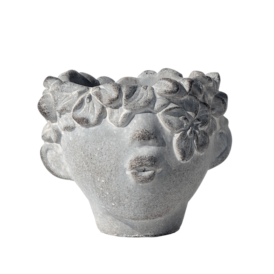 Gros plan sur le cache-pot visage "Bisou" en ciment gris.