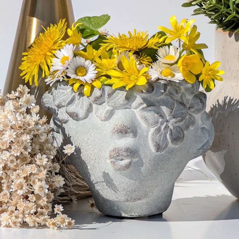 Mise en situation avec des fleurs jaunes et blanches éclatantes.