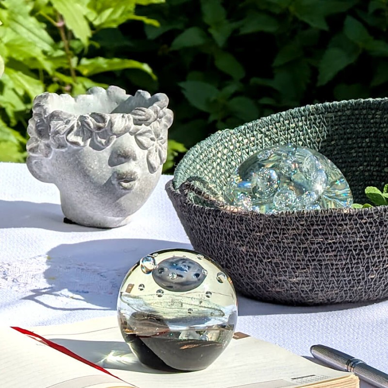 Le pot visage intégré à côté d'un panier en fibres naturelles avec une sulfure galaxie.