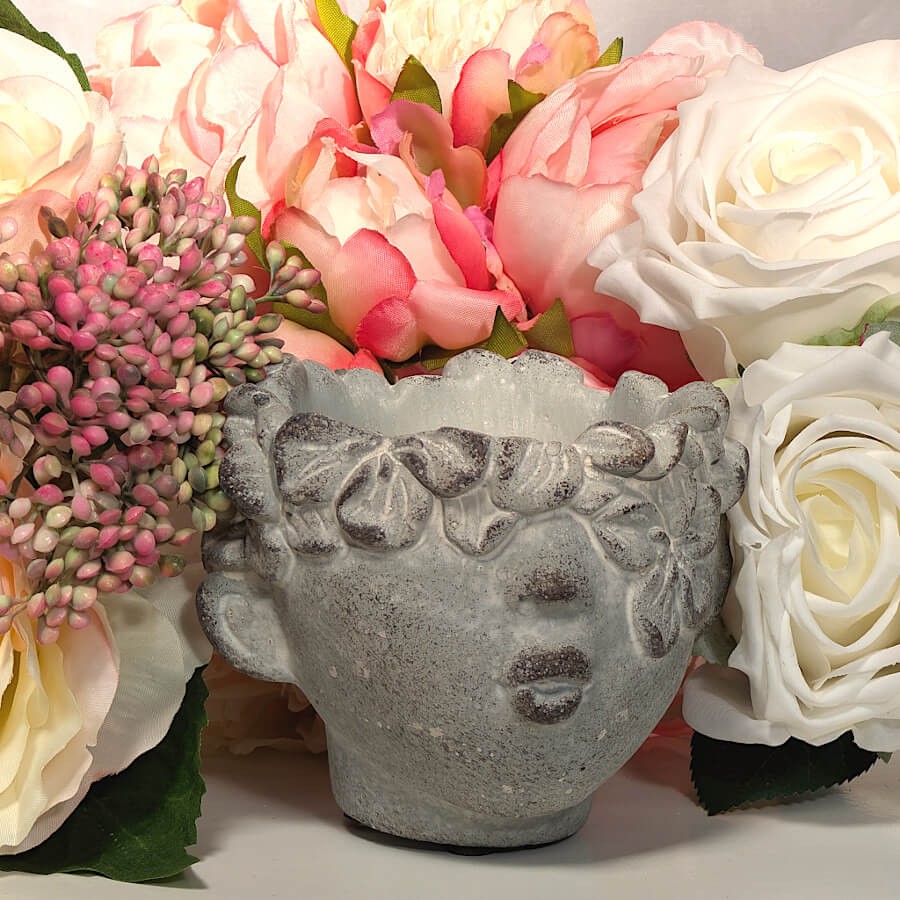 Le cache-pot "Bisou" niché au milieu d'un bouquet romantique de roses.