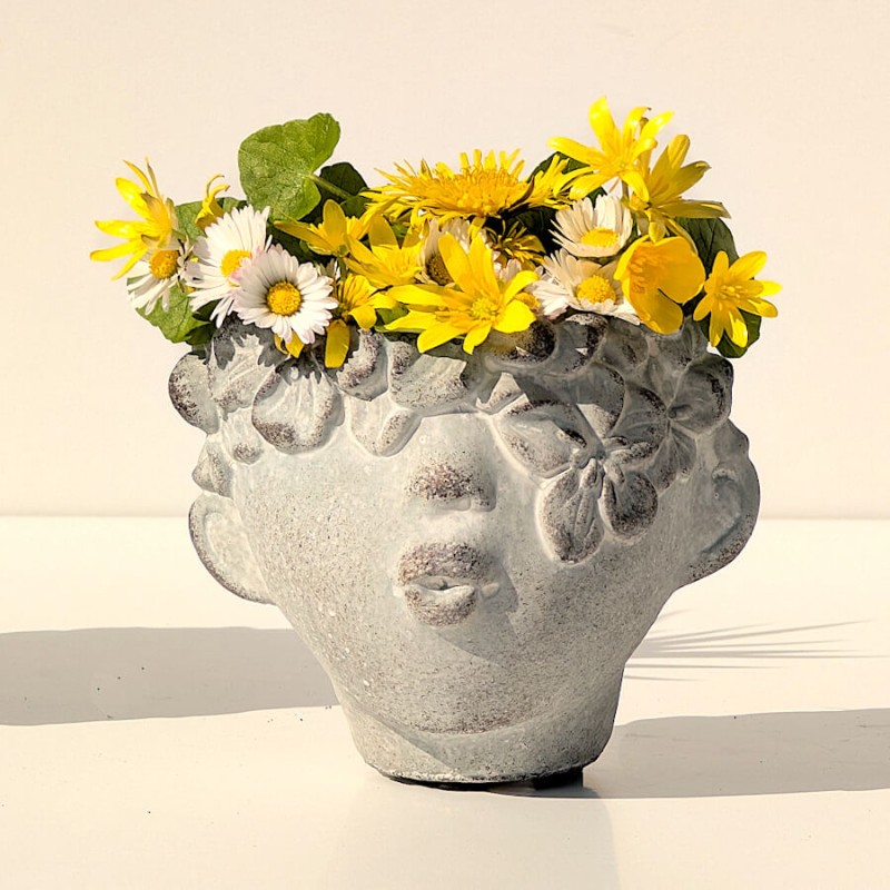 Vue frontale du visage enfantin envoyant un baiser.