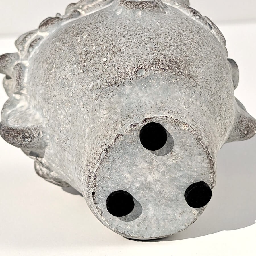 Vue de dessous montrant les patins de protection anti-rayures.