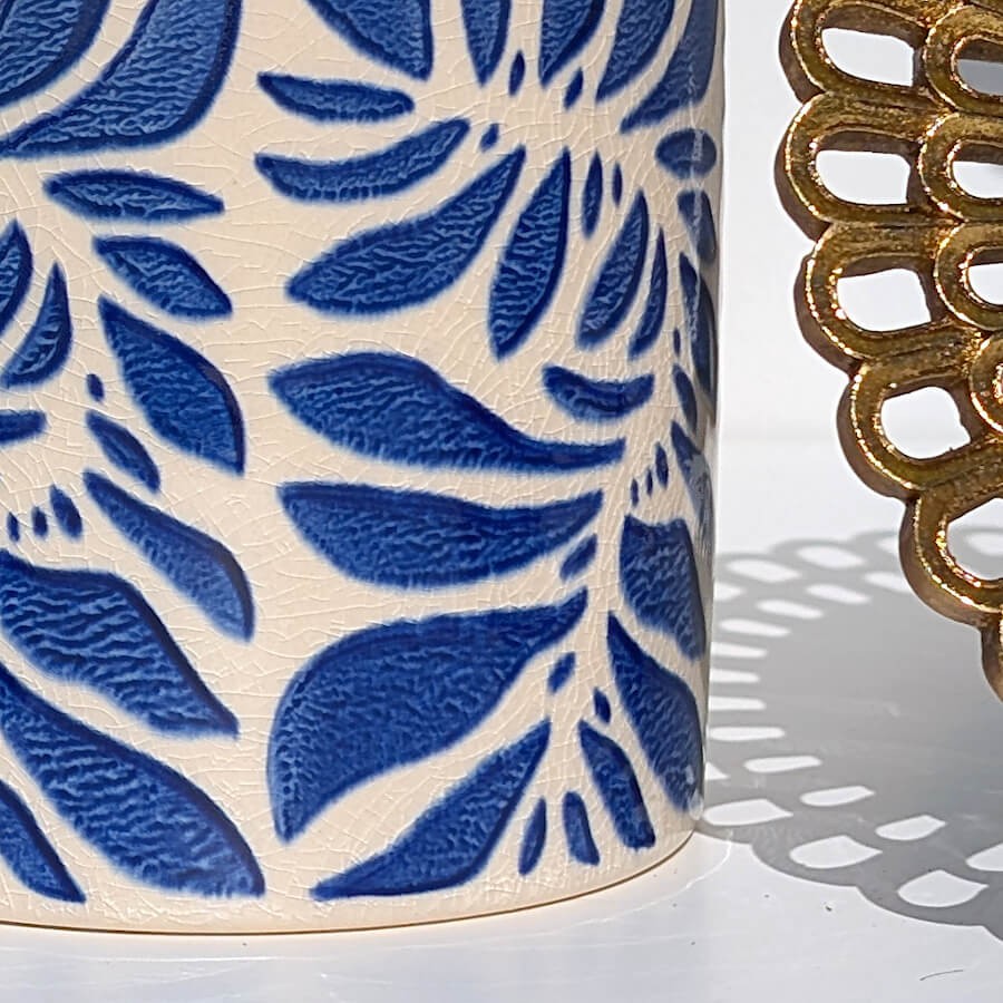 Zoom sur le travail du relief et la profondeur du bleu grec (ou bleu cobalt).