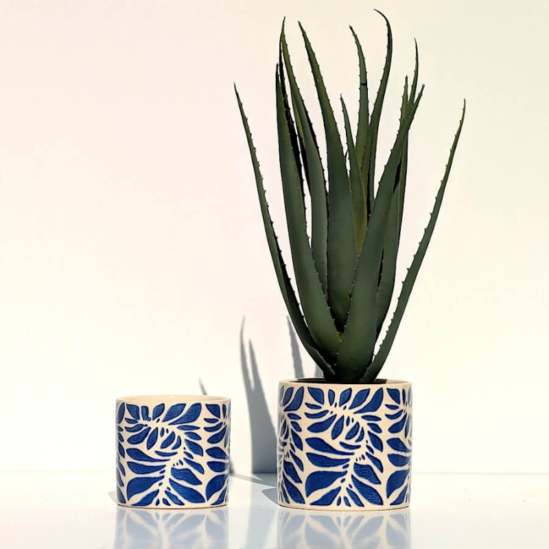 Le grand cache-pot seul, mettant en valeur sa silhouette élégante.