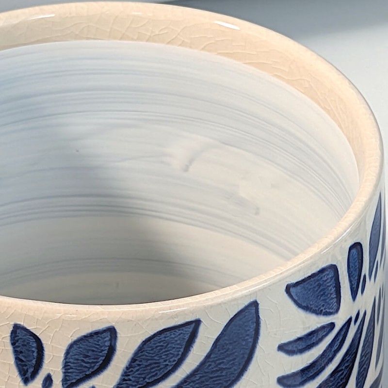 Vue rapprochée de l'intérieur émaillé bleu clair et blanc.