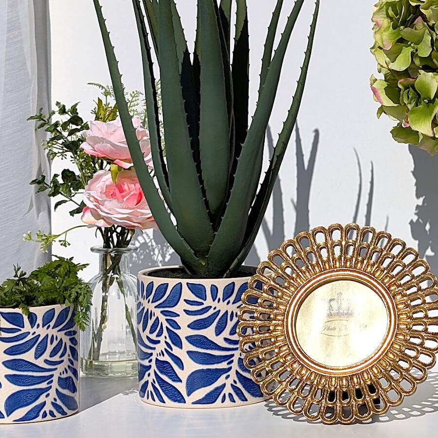 Composition complète avec cadres, fleurs et accumulation de pots de la collection Deco-Delight.