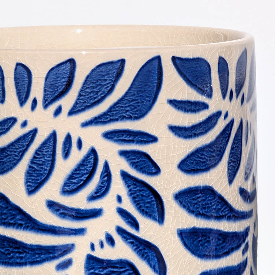 Gros plan sur le rebord et la texture craquelée de la céramique.