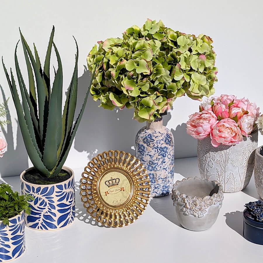 Vue d'ensemble d'un salon décoré avec la collection méditerranéenne.