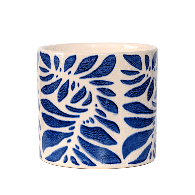 Petit cache-pot en céramique aux motifs de feuilles bleu cobalt sur blanc craquelé.