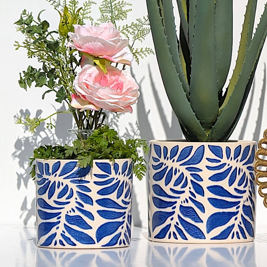 Présentation du duo de cache-pots (petit et grand) garni de fleurs et d'Aloe Vera artificiels de la collection Deco-Delight.