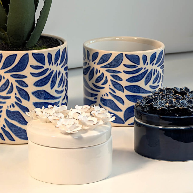 Composition avec les boîtes en porcelaine bleue et blanche et du catalogue Deco-Delight, pour une présentation printanière.