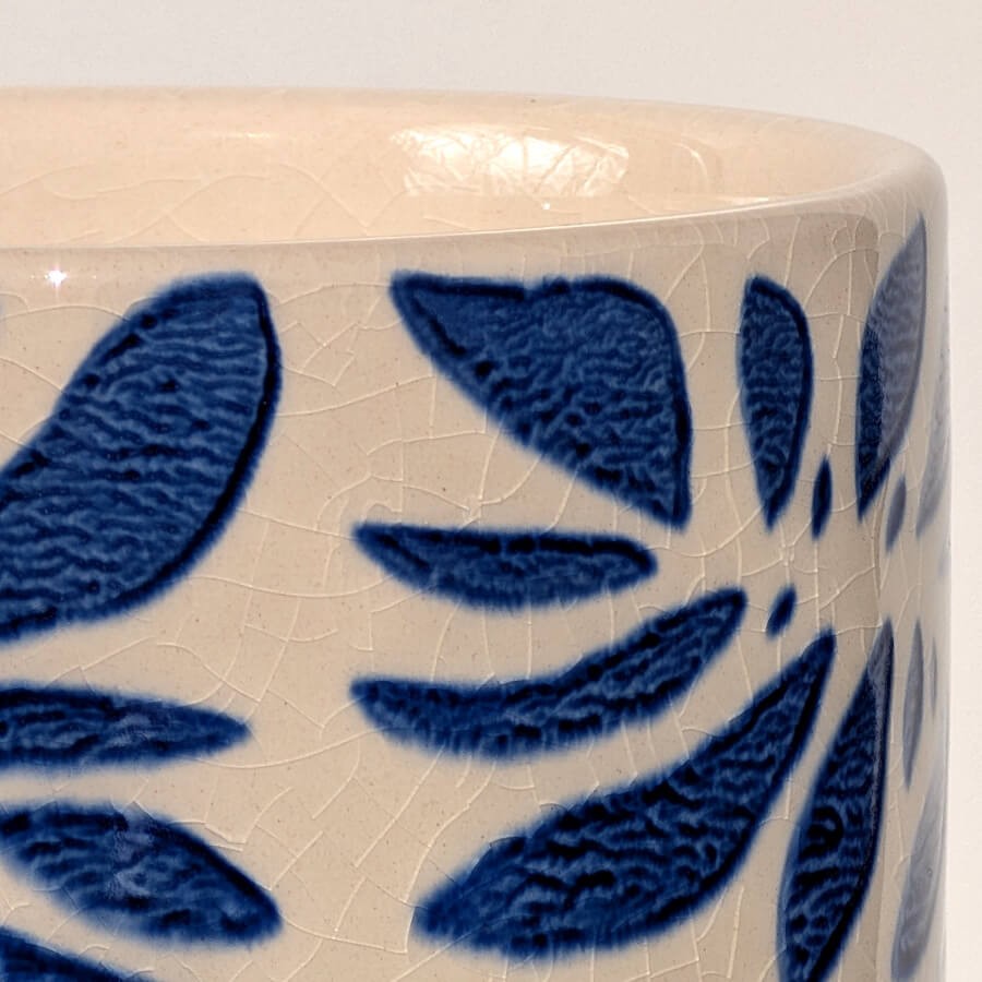 Gros plan sur l'aspect craquelé blanc soulignant le cachet artisanal.