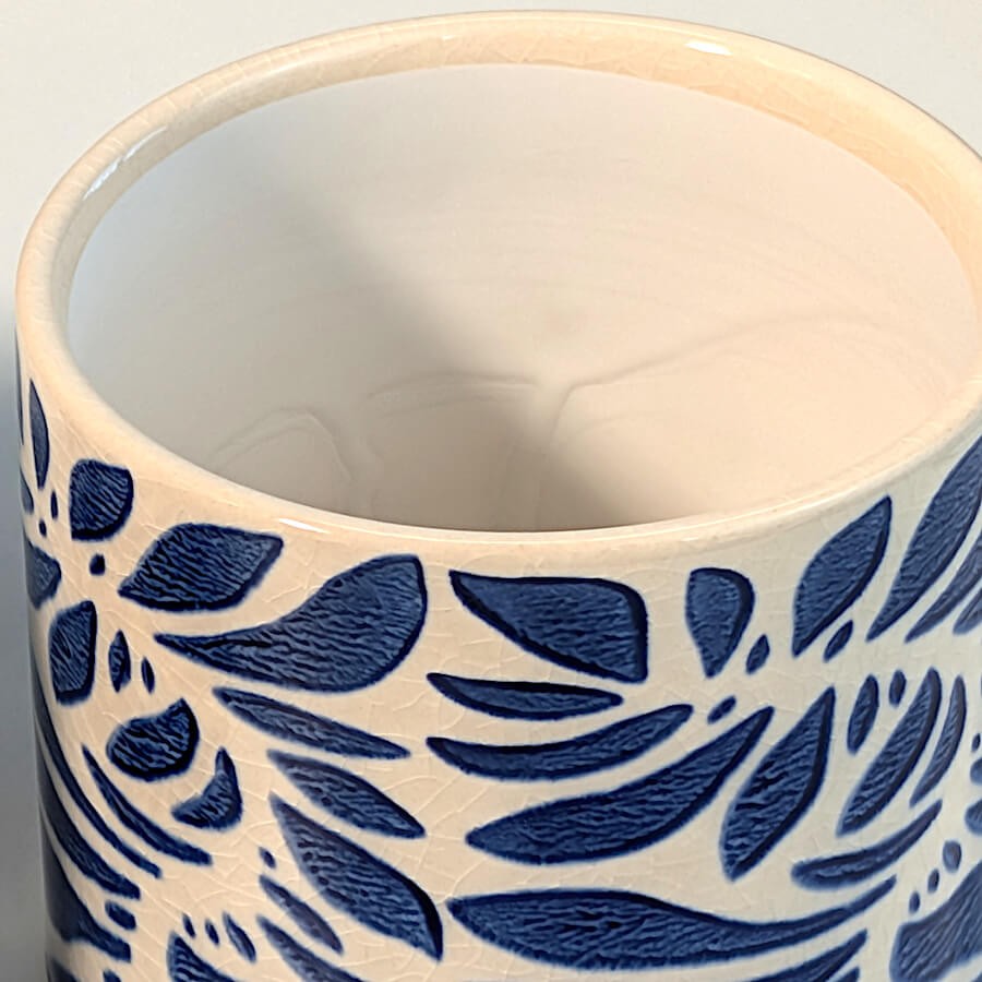 Vue de l'intérieur émaillé et de la finition impeccable du rebord.