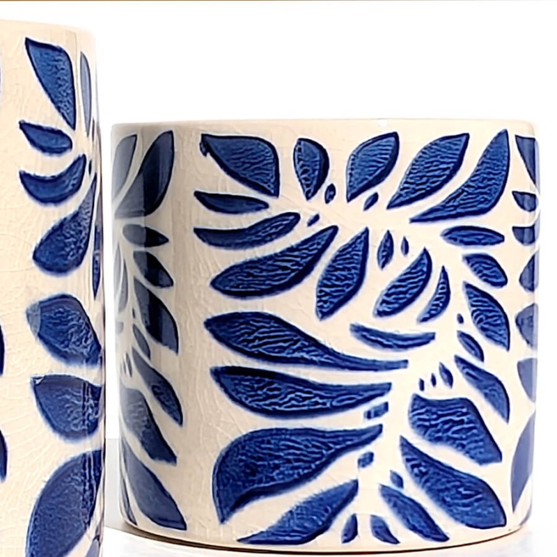 Vue d'angle montrant la régularité des motifs et la brillance de la céramique.