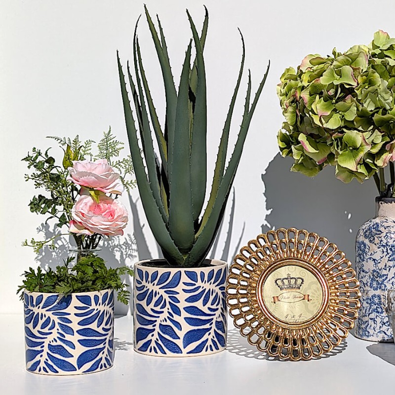 Présentation du modèle avec le cache-pot bleu grec et blanc motif feuilles.