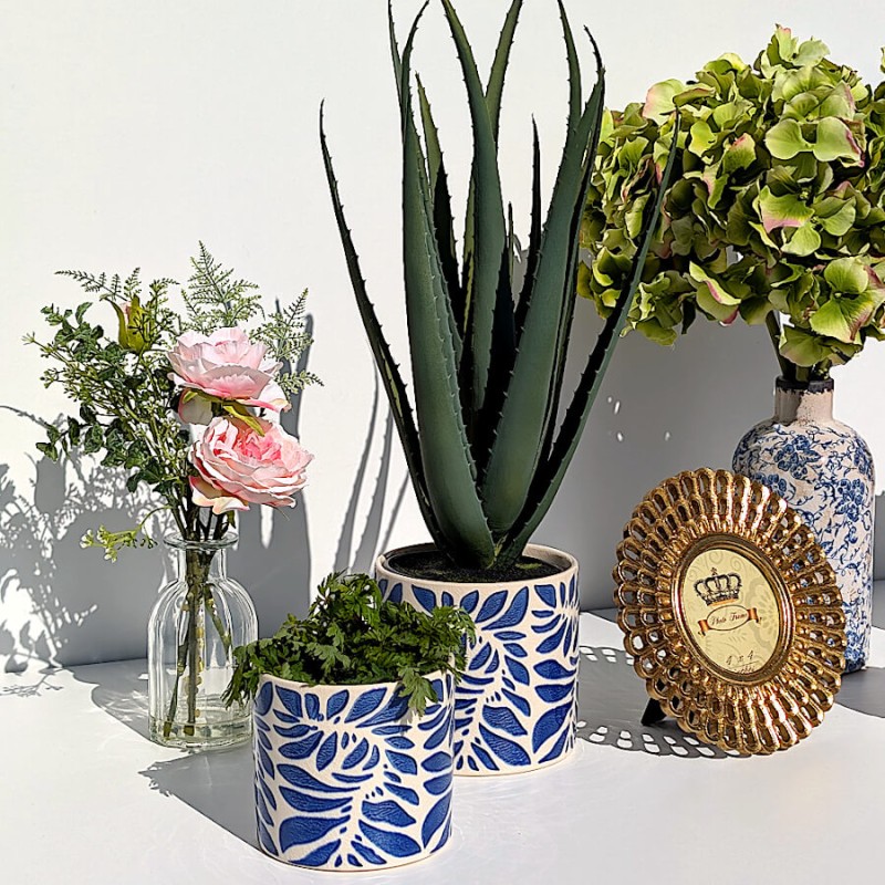 L'Aloe Vera associé à une composition florale de roses et d'hortensias artificiels.