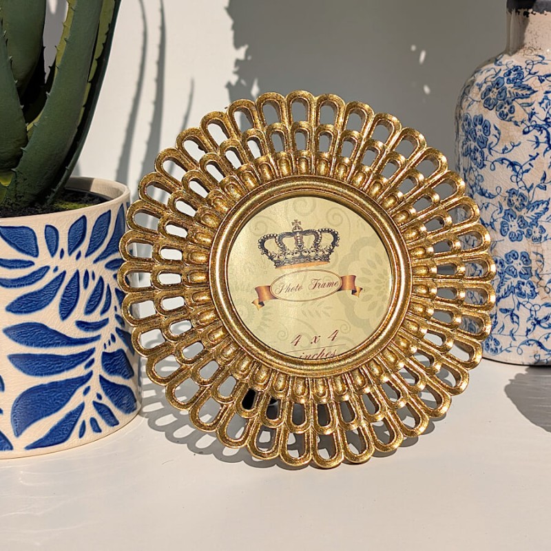 Présentation du cadre photo à côté du pot bleu de Deco-Delight, illustrant le contraste des couleurs.