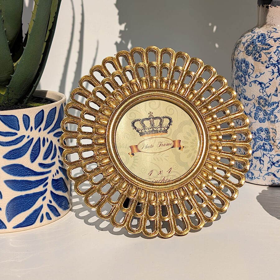 Présentation du cadre photo à côté du pot bleu de Deco-Delight, illustrant le contraste des couleurs.