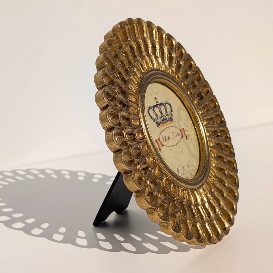 Vue de trois-quarts mettant en avant le relief de la résine et le bel effet d'ombre portée.