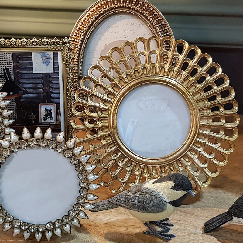 Comparaison avec d'autres cadres circulaires et statuette d'oiseau.