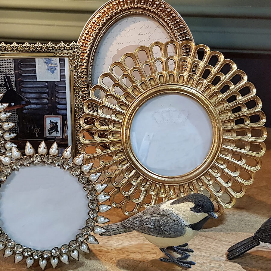 Comparaison avec d'autres cadres circulaires et statuette d'oiseau.