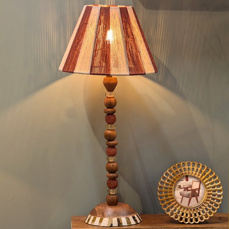 Le cadre illuminé par la lampe à boules Deco-Delight, soulignant la structure ajourée.