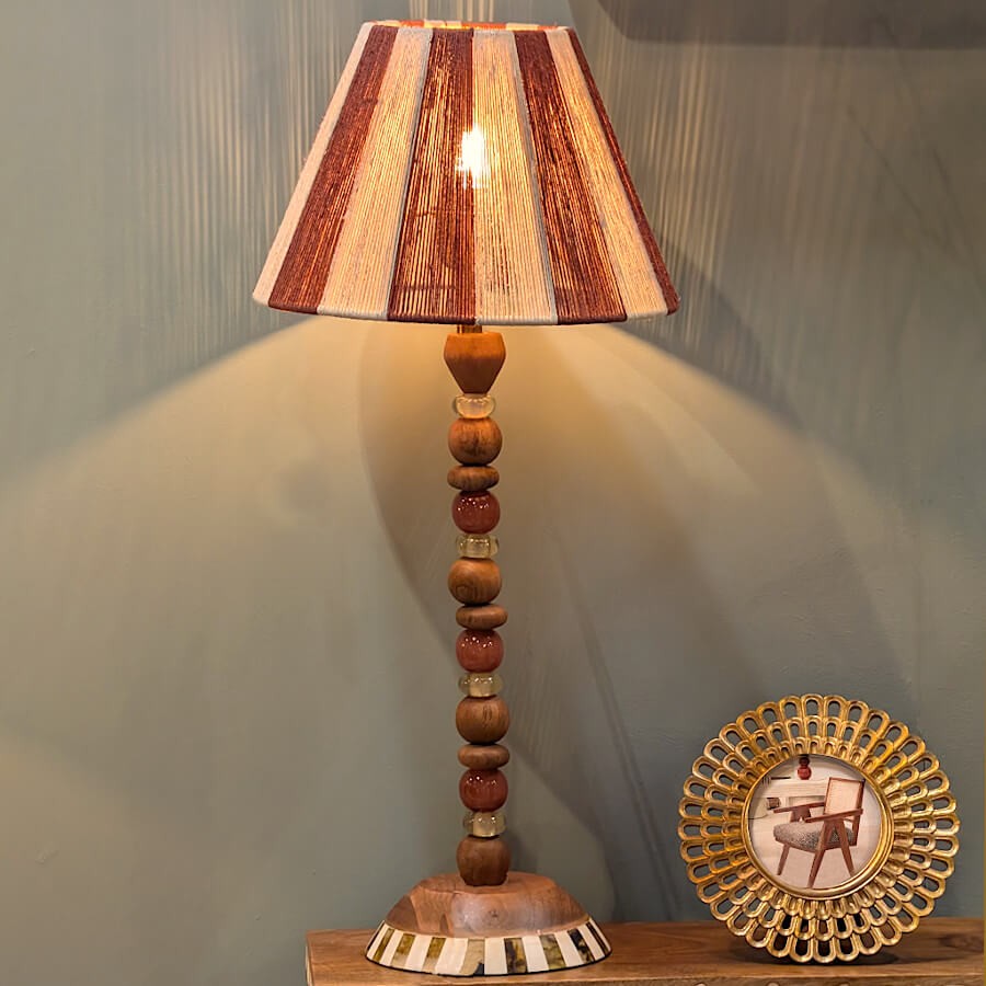 Le cadre illuminé par la lampe à boules Deco-Delight, soulignant la structure ajourée.