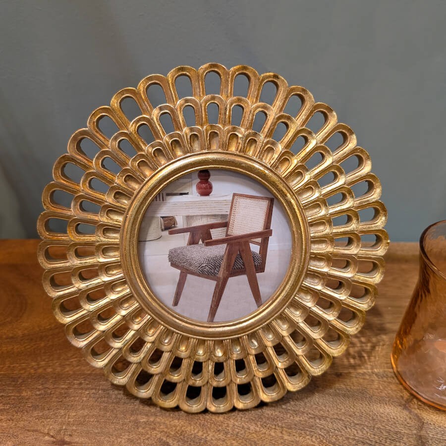 Mise en scène frontale sur un bureau en bois sombre.