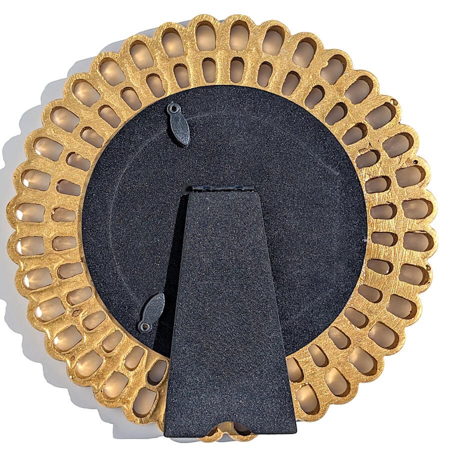 Vue arrière montrant le pied chevalet et le système d'attache de la photo.