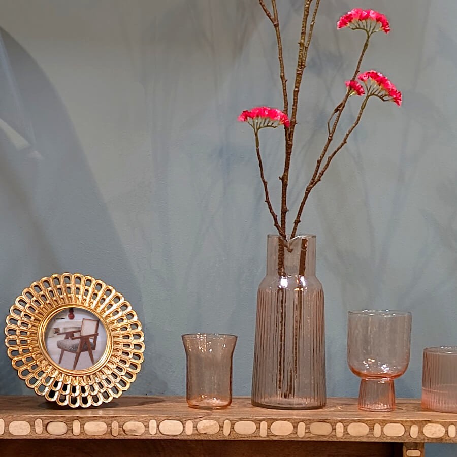 Composition aérienne avec vase et fleurs.