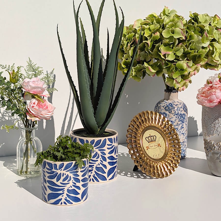 Intégration dans un décor végétal avec l'Aloe Vera artificielle de la collection Deco-Delight.