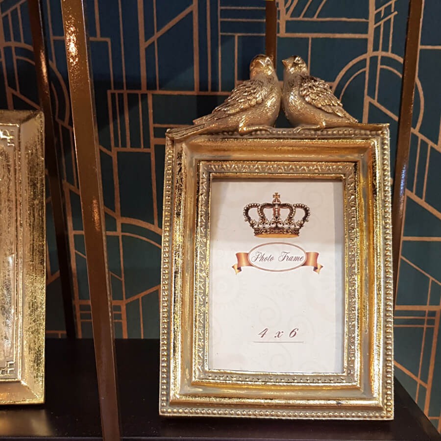 Vue d'ensemble sur une étagère, illustrant l'éclat de la patine face à un fond sombre.