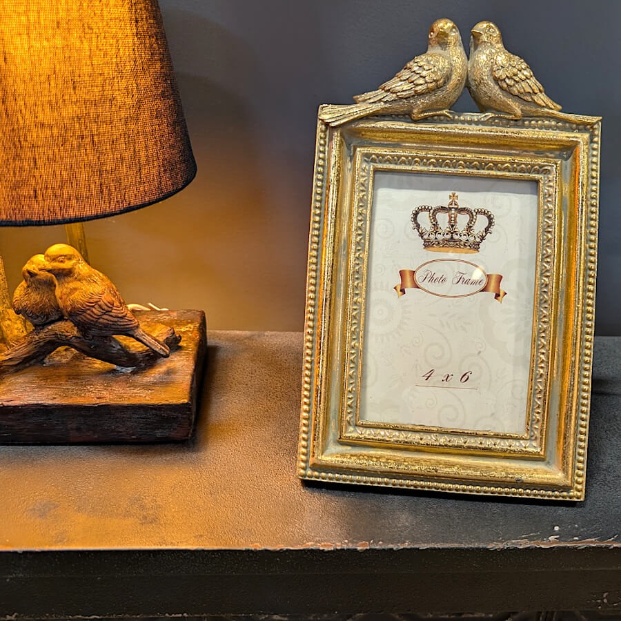 Ambiance chaleureuse avec une lampe allumée, révélant les ombres douces de la sculpture.