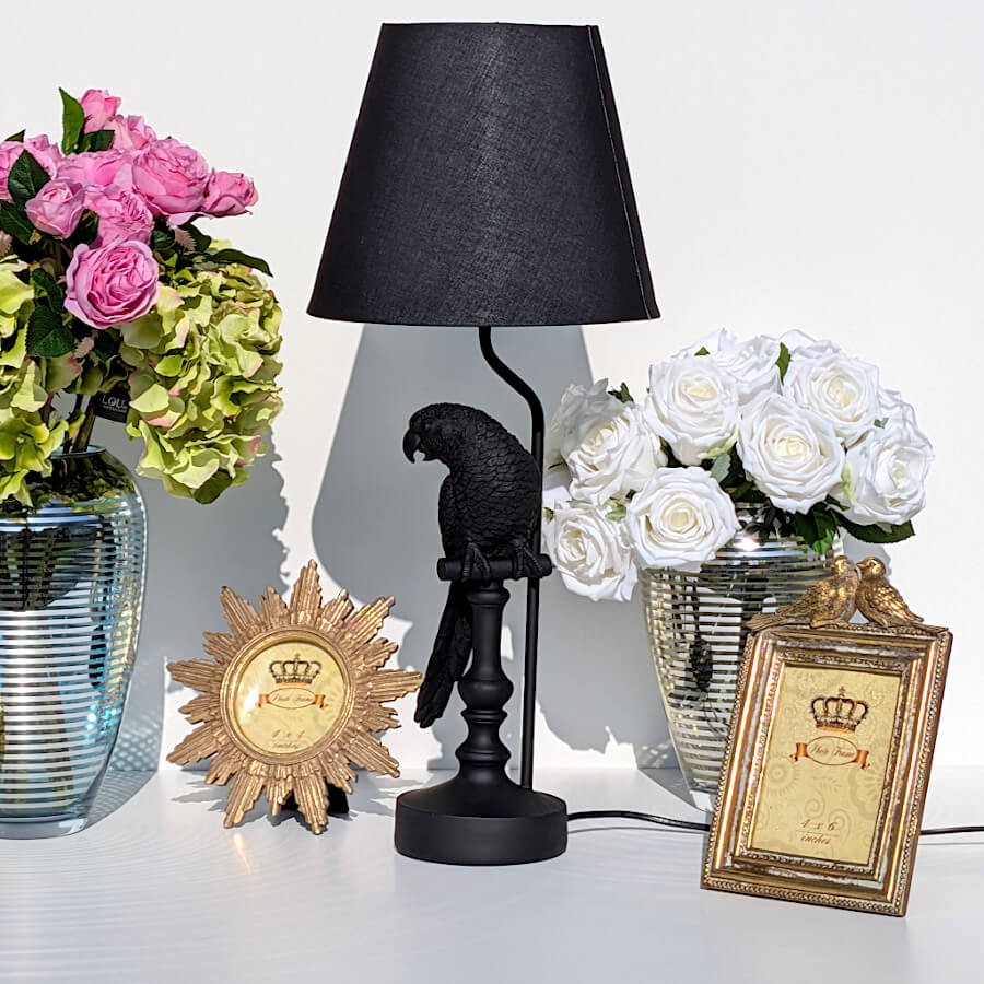 Composition décorative avec vases, fleurs, lampe à poser perroquet du catalogue Deco-Delight.